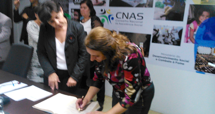 Tereza Campello, Ministra do Desenvolvimento Social e Combate à Fome (à esquerda) e Dulcineia Reginato Francisco, Conselheira Suplente (à direita).